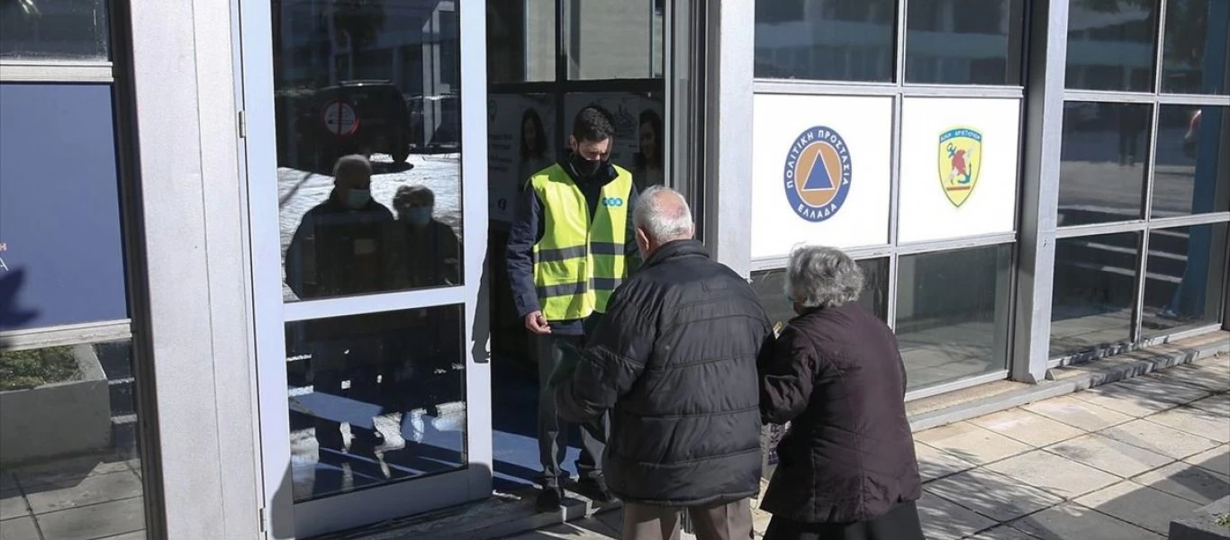 Κοινωνικός αποκλεισμός από την κυβέρνηση στις ηλικίες 50-70 ετών που δε θέλουν να εμβολιαστούν